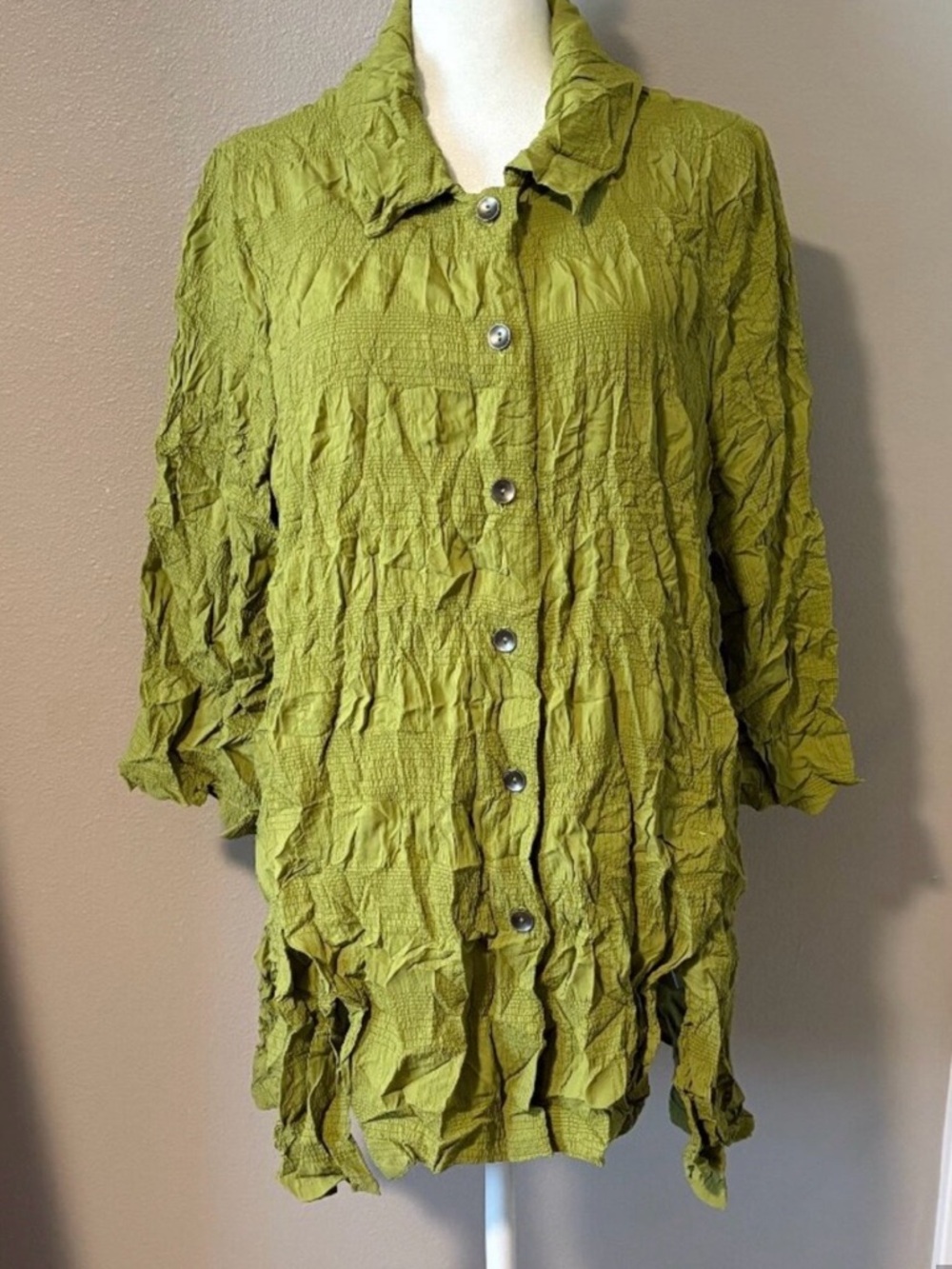 CHALET ET CICI  3/4 sleeves Light Chartreuse Button-Front Crinkle Tunic Shirt